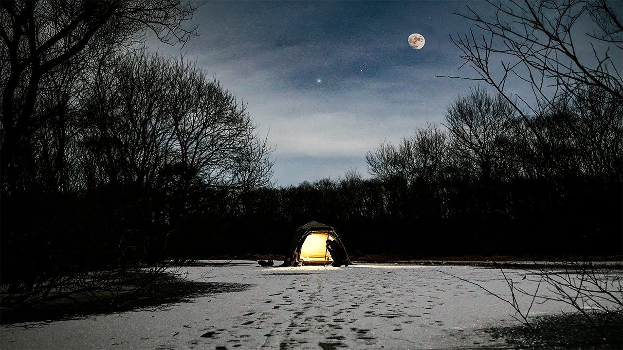 얼음 밑, 아무것도 보이지 않는 밤을 기다리다/Silent Winter Night Ice Fishing