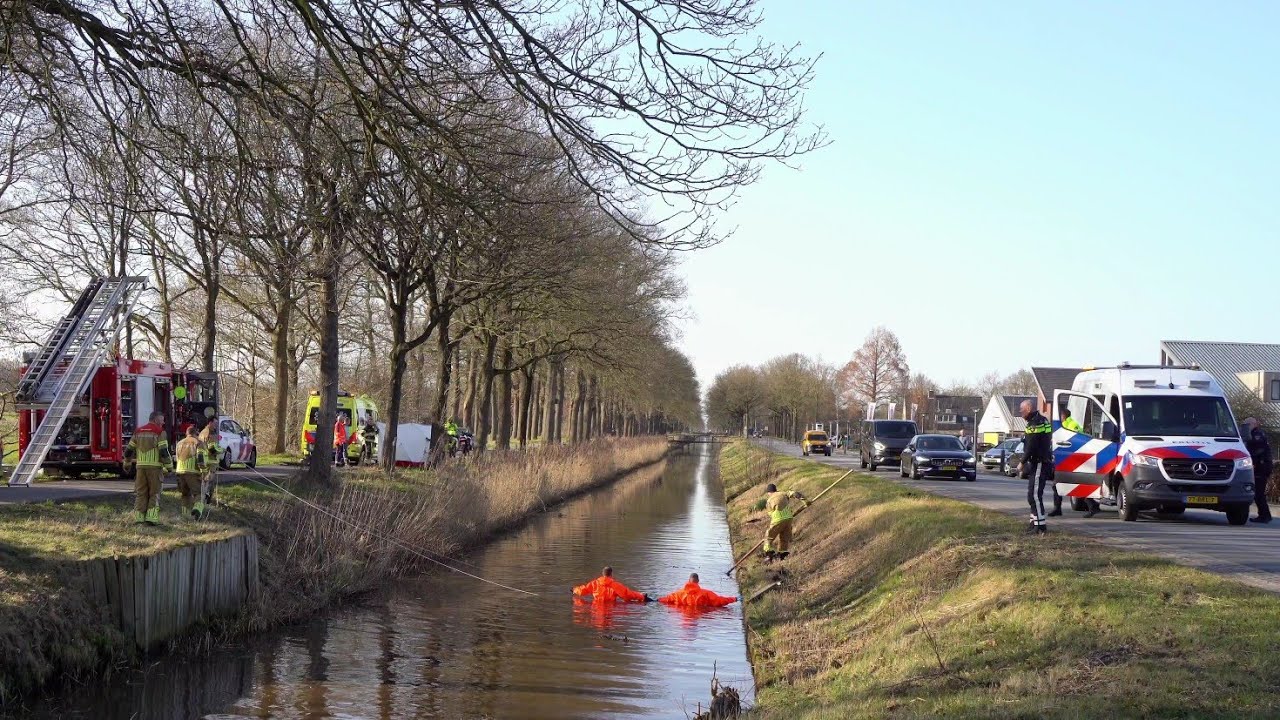 Motorrijdster zwaar gewond na ter water raken met motor in Bakkeveen