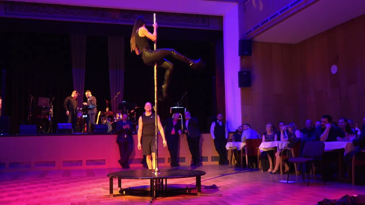 Tanec u tyče - Lucie Mackov&aacute; a Pepa Bečka