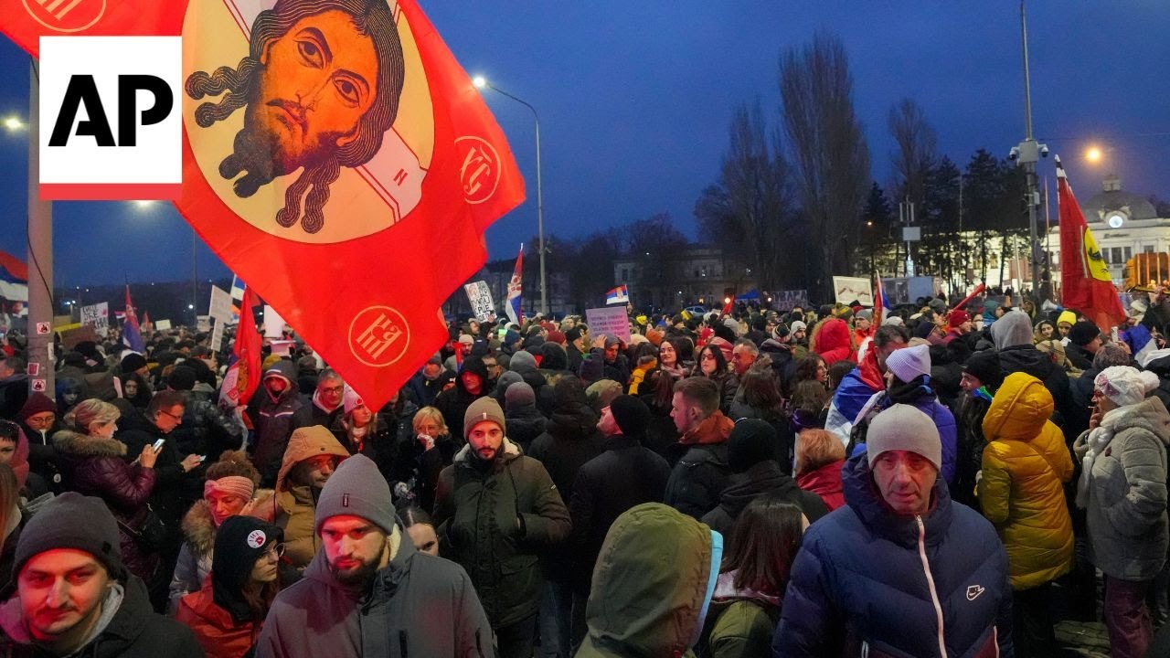 Protesting Serbian students greeted warmly by residents as they march into Kragujevac town