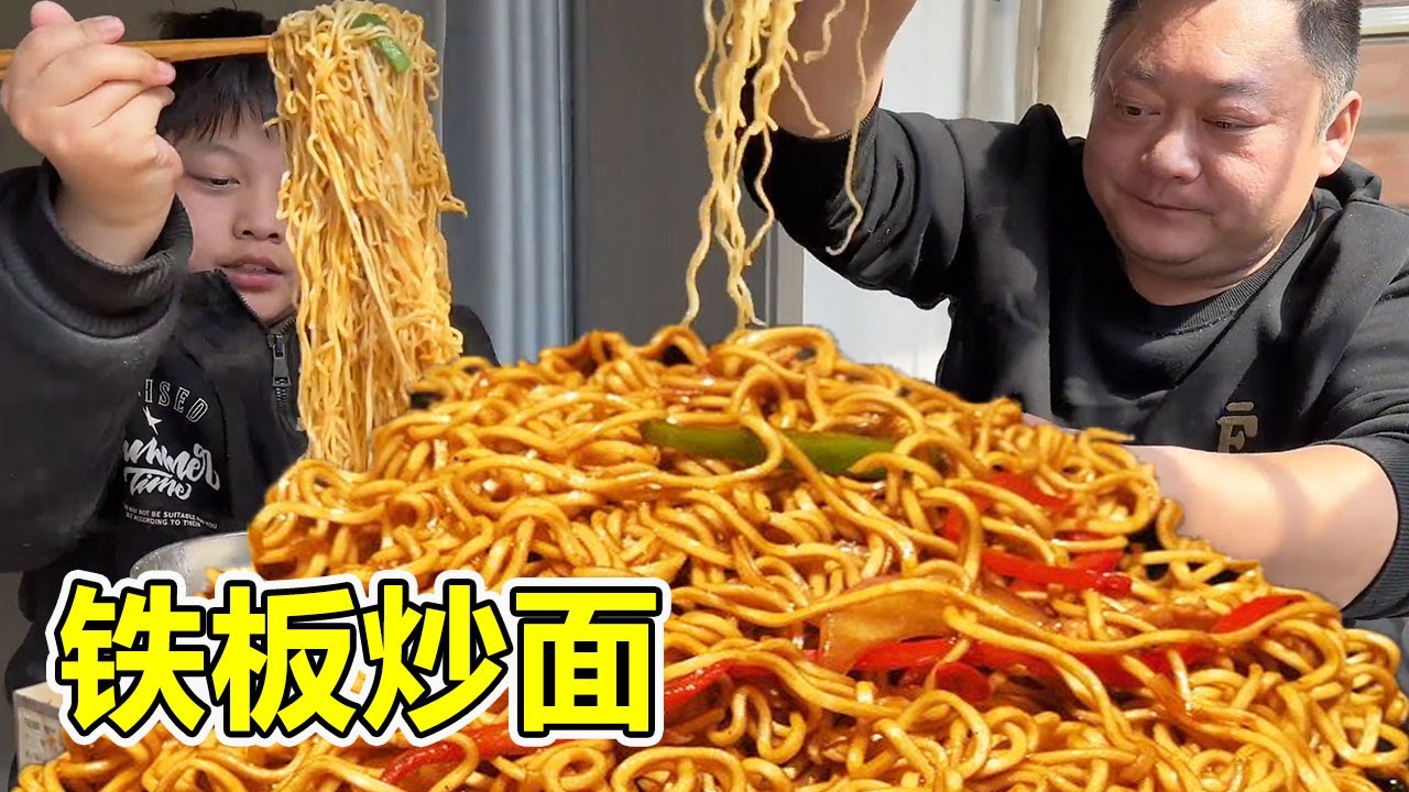 4包泡面10根肠，胖龙在家做“铁板炒方便面”，香辣劲道大口嗦着吃巨满足【胖龙的小生活】