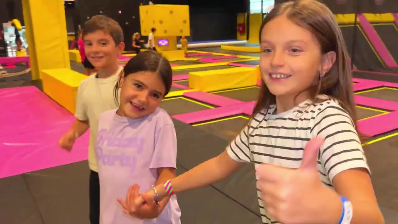 FESTA di COMPLEANNO a SORPRESA +8🎂 per Ludovica sui TRAMPOLINI ELASTICI 🥳 