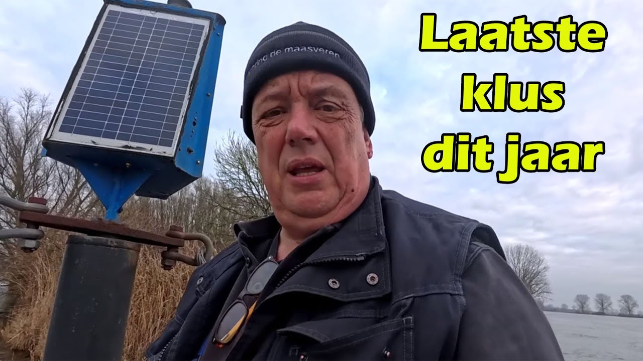 Onderweg met de roeiboot voor de verlichting gierinstallatie te controleren.