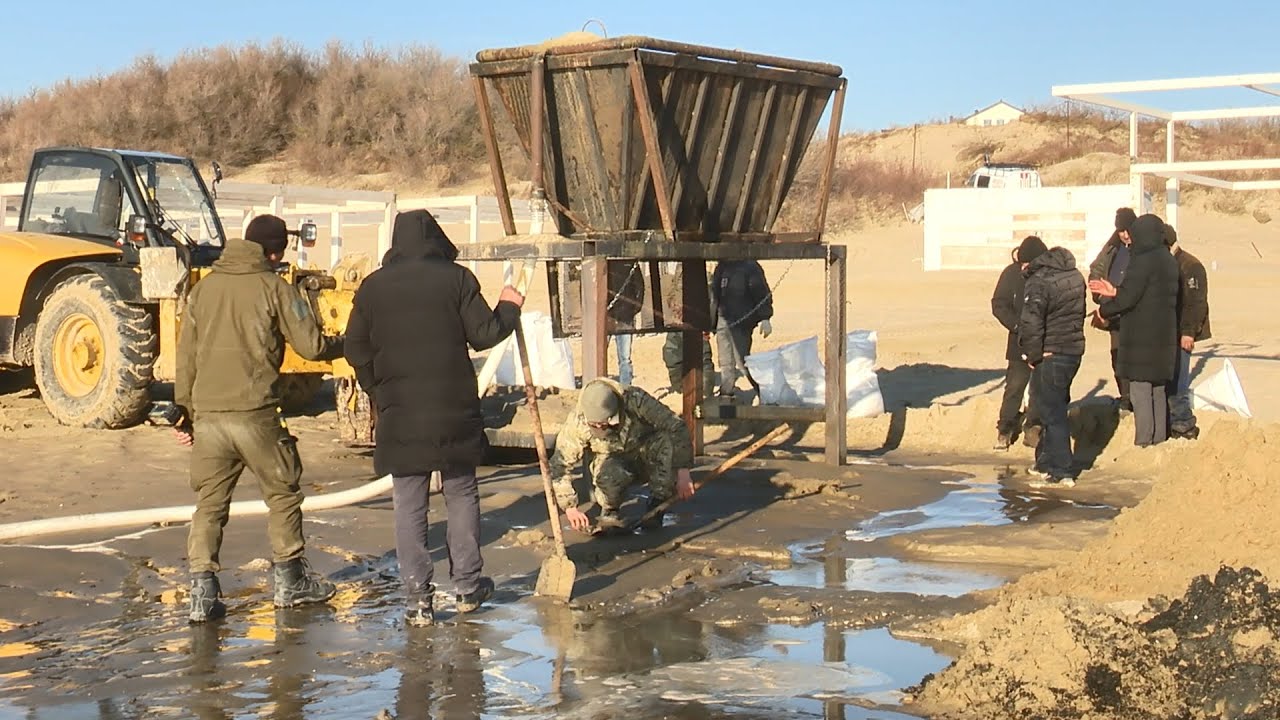 Анапчане тестируют машину для очистки песка от мазута