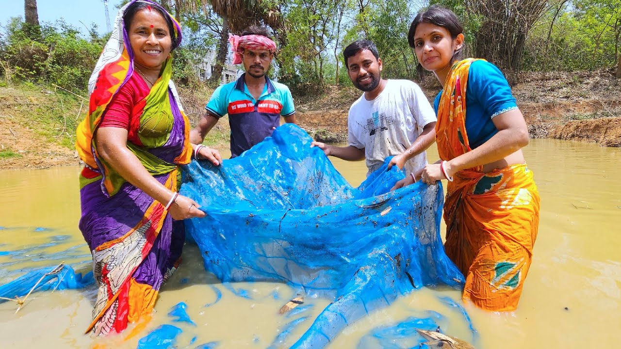জীবনে প্রথম কাদায় নেমে আনন্দ করে মাছ ধরলাম সঙ্গে মাছের দারুন এক রান্না | village fishing & cooking