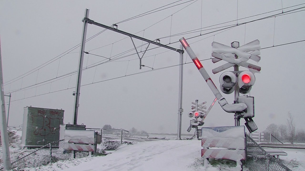 Veel sneeuw, harde wind, treinen en een hardloper met ballen op 10 dec 2017