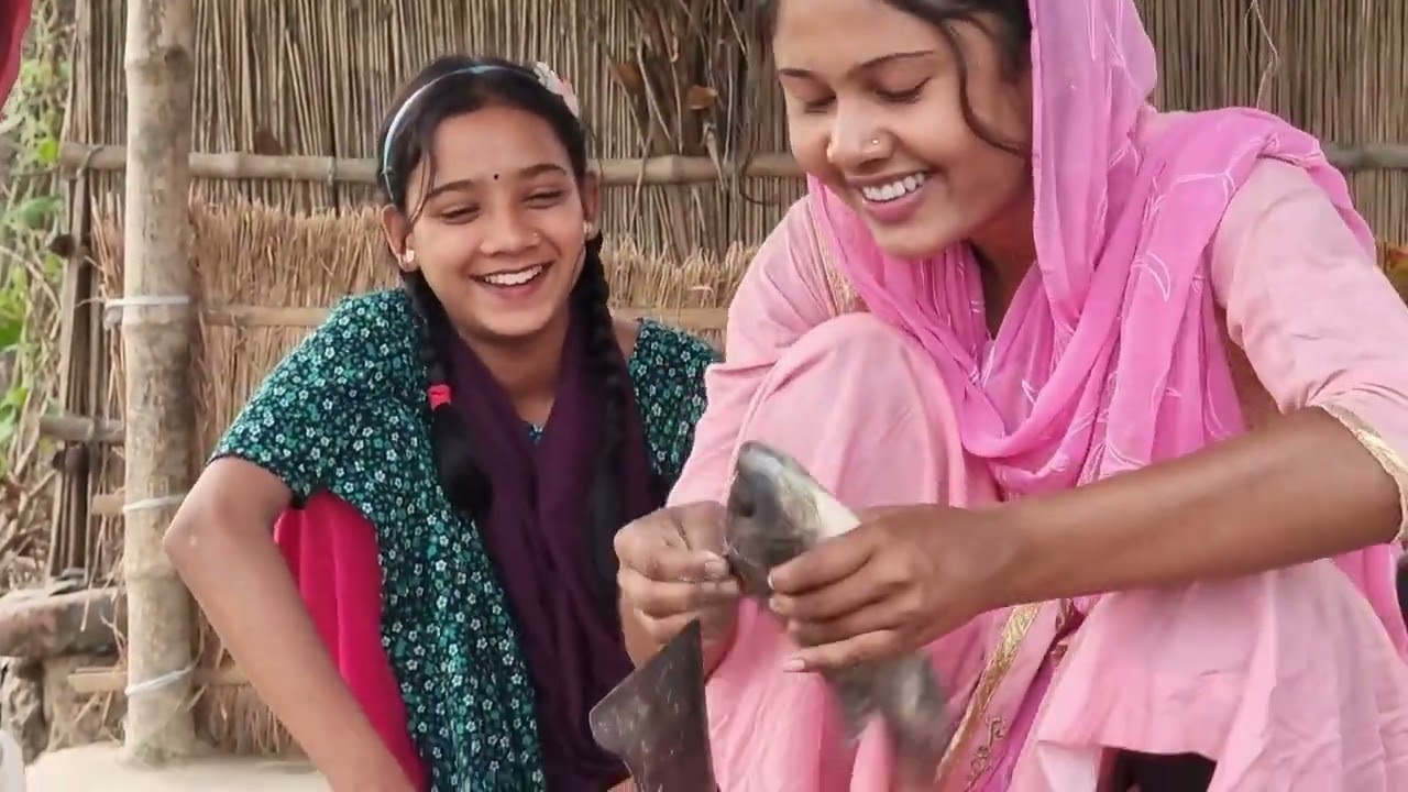 সজনী ডাটা আর মাছ রান্না করে ছোট বোনকে খেয়েইলাম। #villagelifepiya 