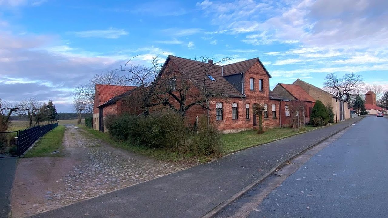 Vierseitenhof mit historischem Bauernhaus, großer Scheune, Stall und Tordurchfahrt in Salzwelde OT.