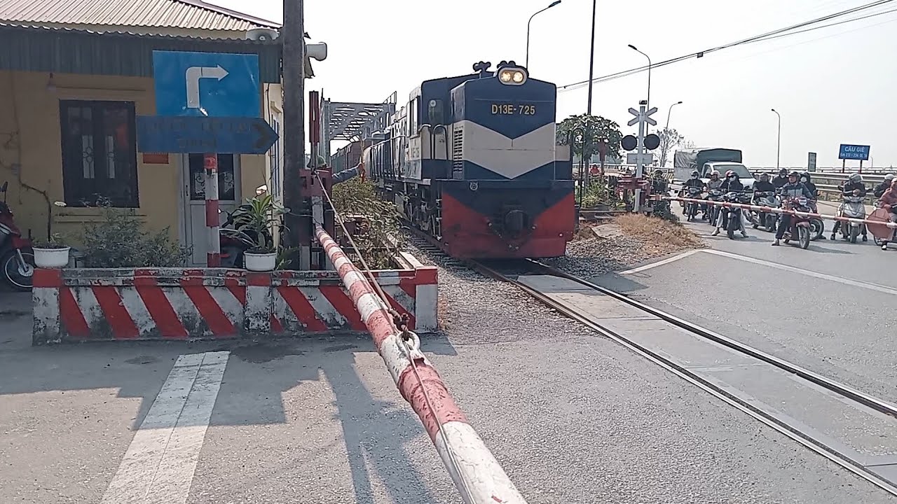 [ 09/01/2026 ] D13E-725 kéo tàu hàng H2310 ( 11:16 )