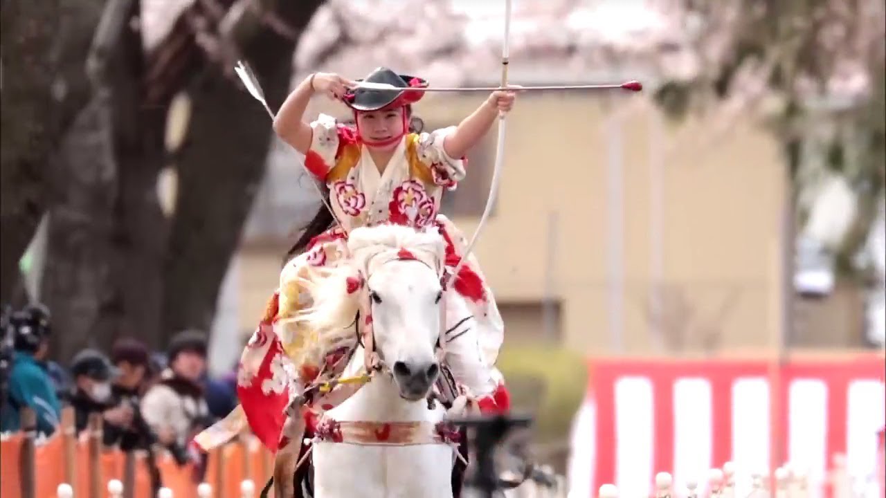 Mulheres Competem Arco e Flecha a Cavalo em Yabusame