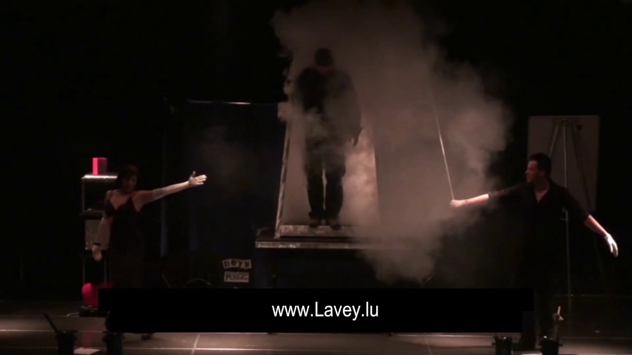 Smoke Chamber Magic Illusion performed by Christian Lavey - Chambre à fumée - Grossillusion Zauberer