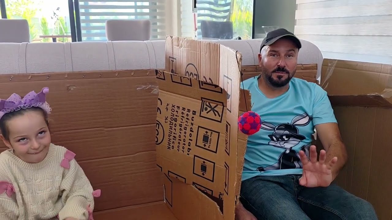 МЫ ПОСТРОИЛИ КАРТОННЫЙ ДОМИК! В КАКУЮ ИГРУ АДА И ЕЁ ОТЕЦ ИГРАЛИ В КАРТОННОМ ДОМИКЕ ВЕСЬ ДЕНЬ!