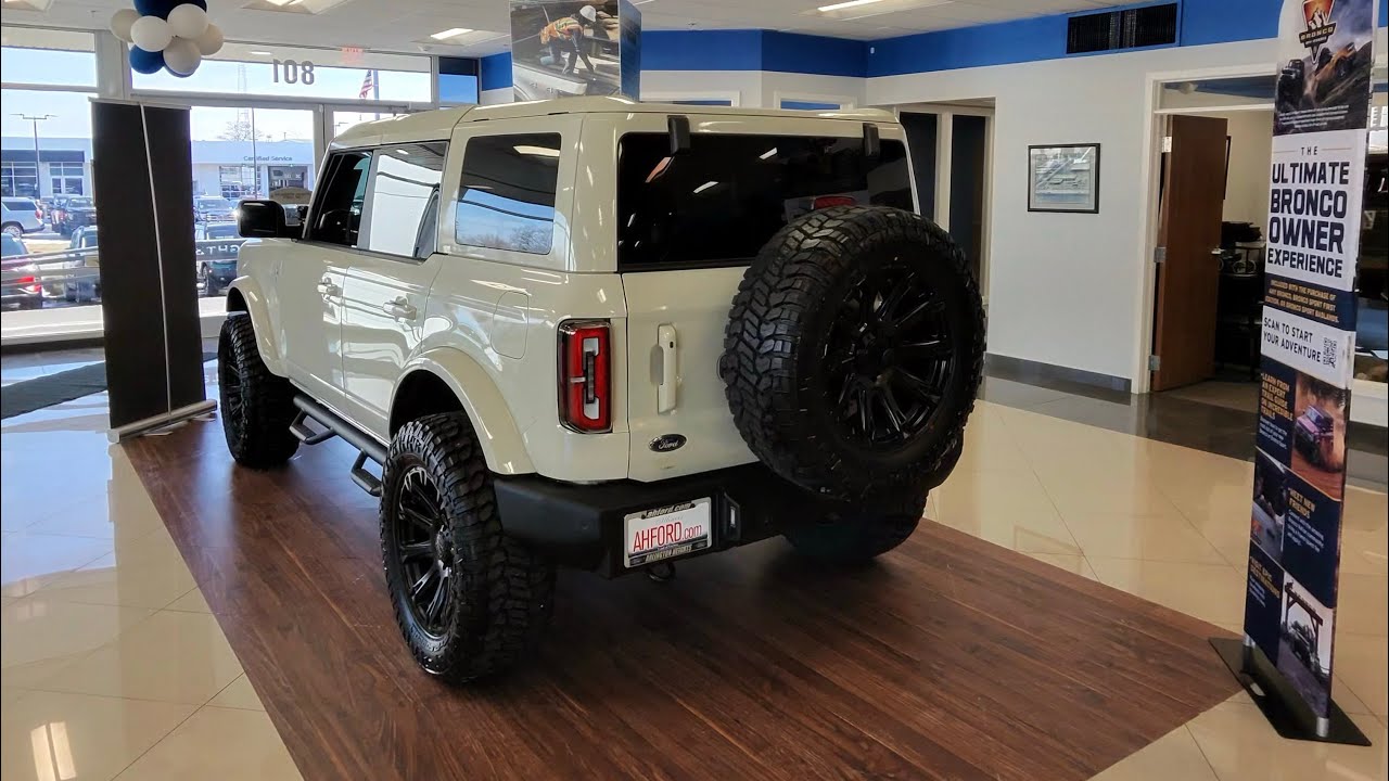 Прогулка по парковке Ford Motors.