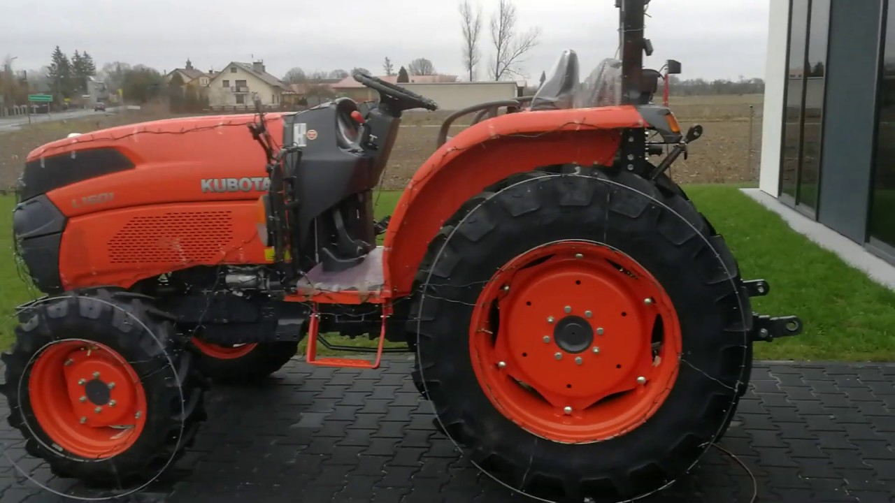 Traktor Kubota L 1501 obwieszona lampkami świątecznymi. Moc 49KM  4x4.