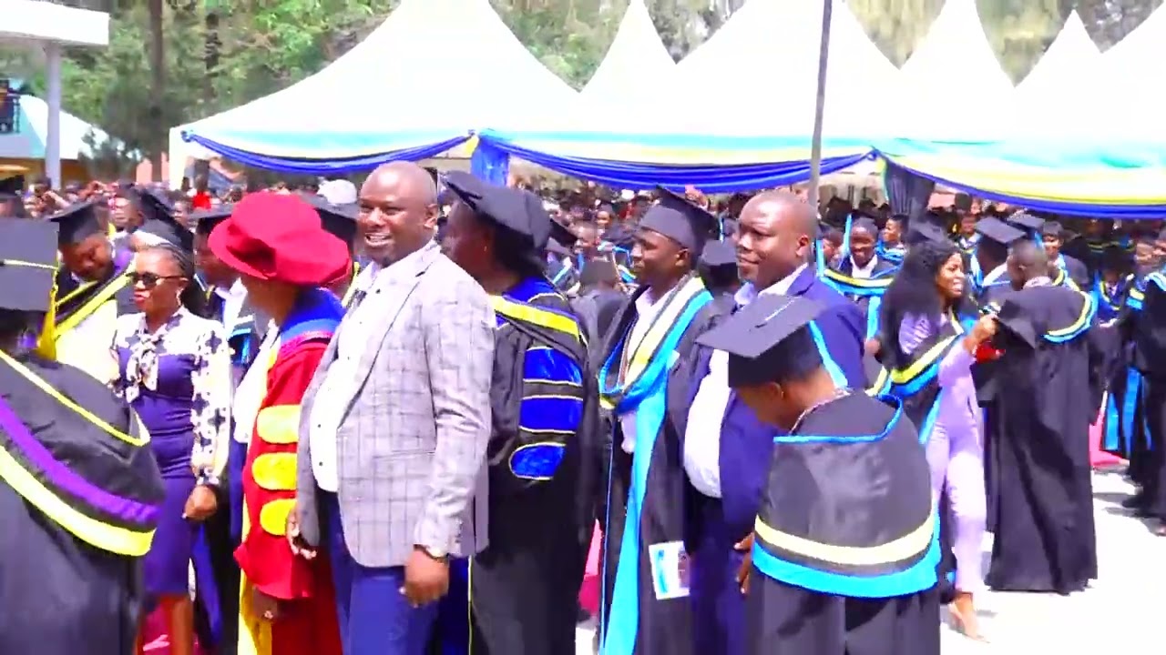 WAHADHILI  CUCoM  WALIVYOFURAHI   KATIKA  MAAFALI   YA  SABA  PAMOJA  NA  WAHITIMU.