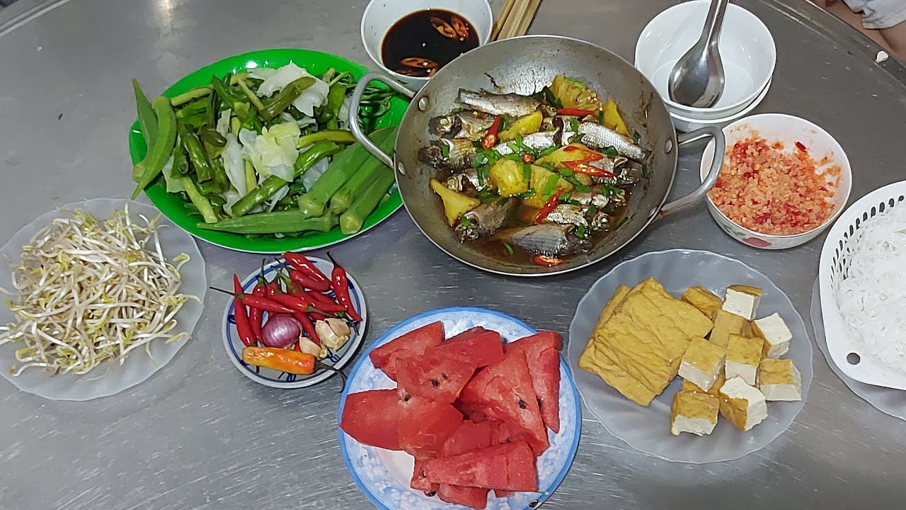 Bữa cơm Quê cá linh kho thớm và rau luộc đơn giản mà rất ngon 