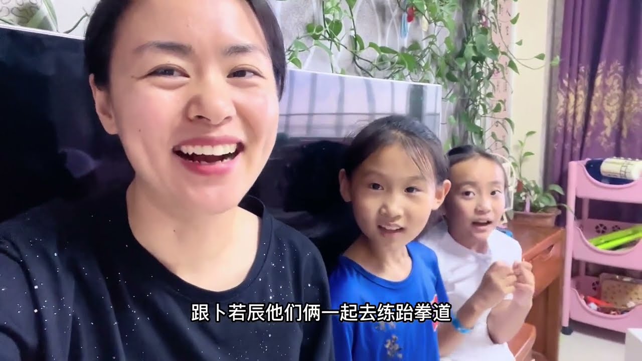 两位女生练完跆拳道买根雪糕来吃吃，宝妈听到价格不淡定了