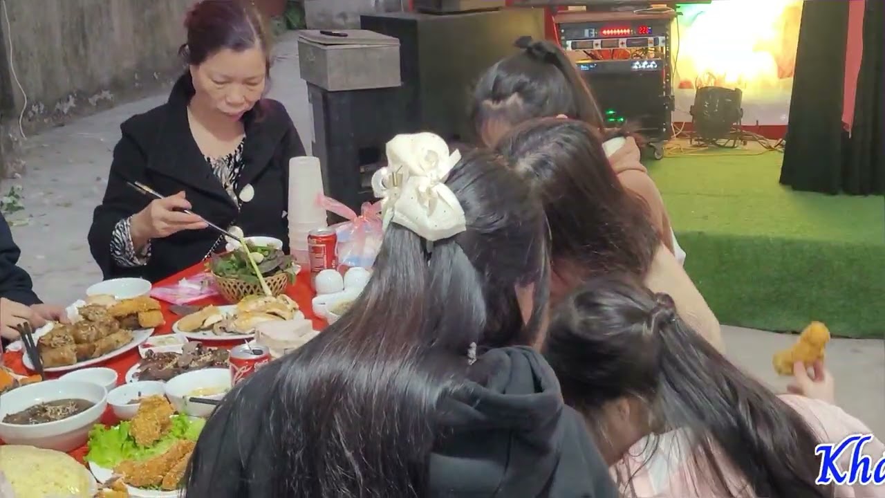 Khách đến chơi nhà Tại Tiệc Tất niên của Khu Phố Xuôi 