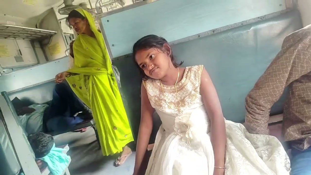 ट्रेन का इंतजार 🚆 | स्टेशन की जिंदगी का असली नज़ारा #RailwayStation #PlatformLife #ViralVideo