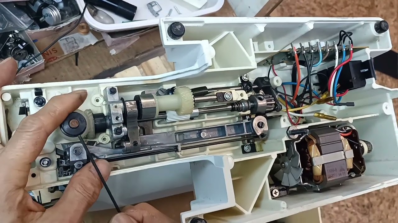 Singer勝家9020DV【記錄更換齒輪過程】這影片記錄了拆差齒輪和裝齒輪的過程.沒有設置齒輪的過程.敬請留意.#衣車叔叔