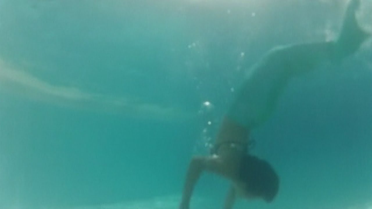 Mermaid swimming school opens in Manila