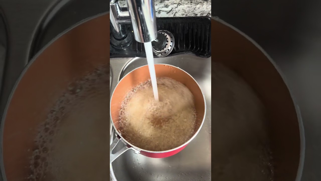 Миссис Нетта готовит обед для Чарльза: лосось с бурбоном и коричневым сахаром.