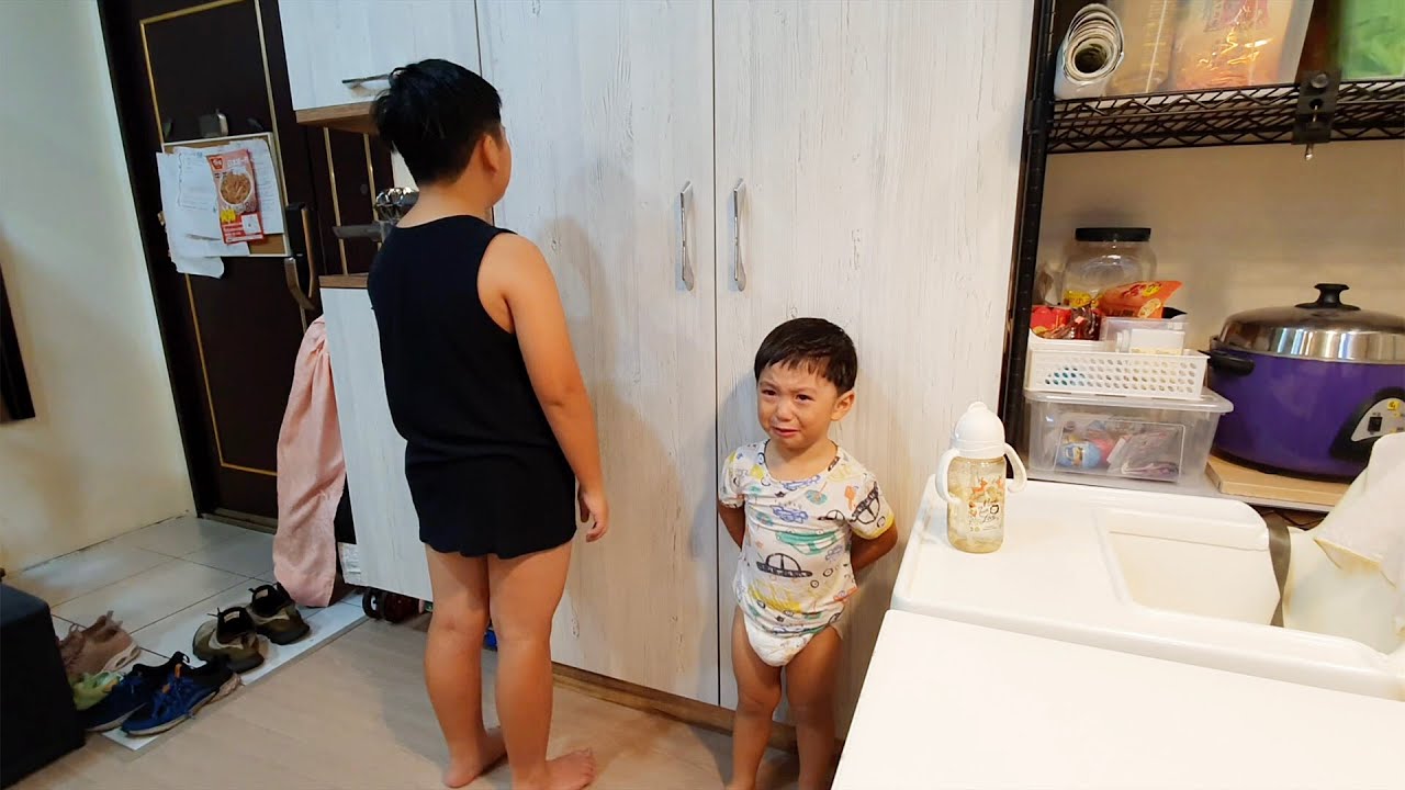 兄弟倆沙發打翻奶茶，竟不扶起來，沙發全濕被罰站哭著反省｜咚2y9m9d 桐9y6m