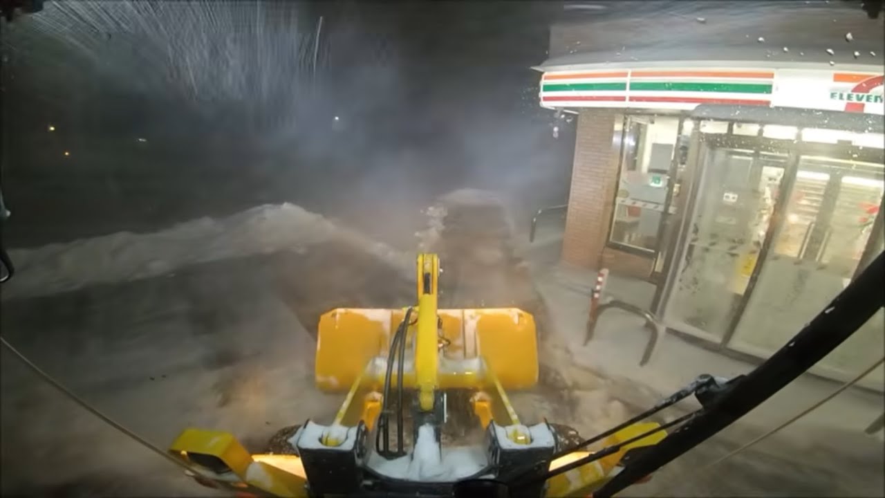20cm以上を春にするも速攻積もるいつものコンビニ 除雪車の車窓から 189