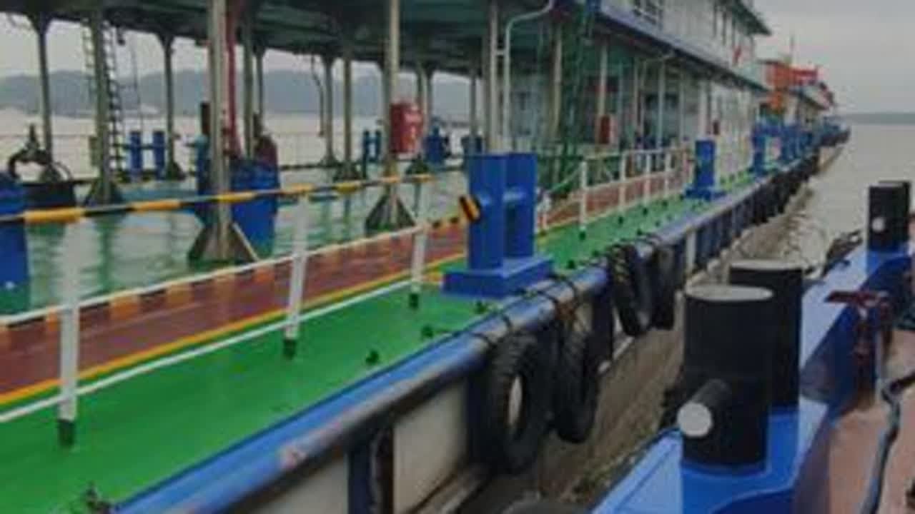 船已经到南京了， 这就是水上加油站，这趟加了5吨柴油，今天还要赶路，走的急没上加油站超市买东西，上面卖菜卖吃的啥都有，这趟又给船长省了一笔，哈哈！#航运人