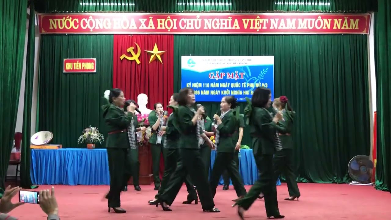 Cô gái mở đường