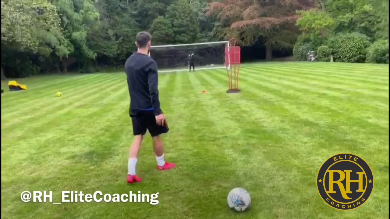 ‪Bruno Fernandes practising his free kicks after our session🔥