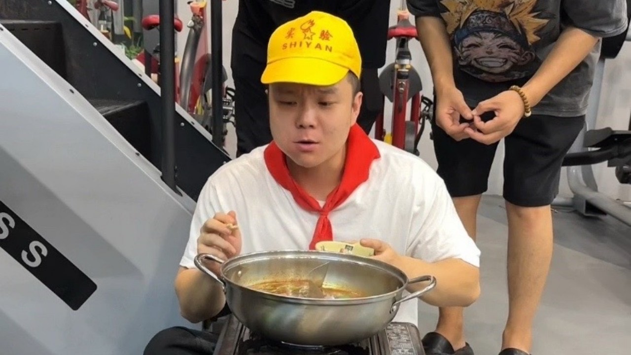小时候是个老吃家，我最爱在健身房吃饭啦！