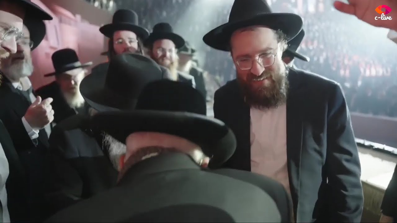 🎺ארנה רעדה בהתרגשות: כניסת מנהיג הדור רבי דוב לנדו למעמד 