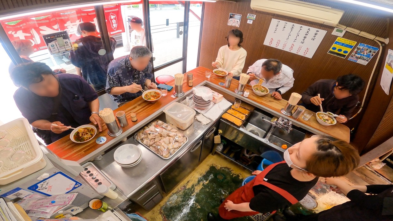朝８時開店→２坪６席に常連殺到！女性だけで切り盛りする大阪激シブ人情中華そば屋丨Japanese Ramen