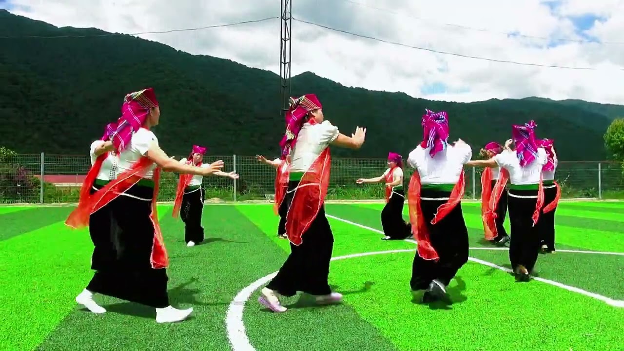 Đội văn nghệ Trung nên bản đung xông múa múa khăn hùng rực rỡ tại sân bóng Hương rừng 
