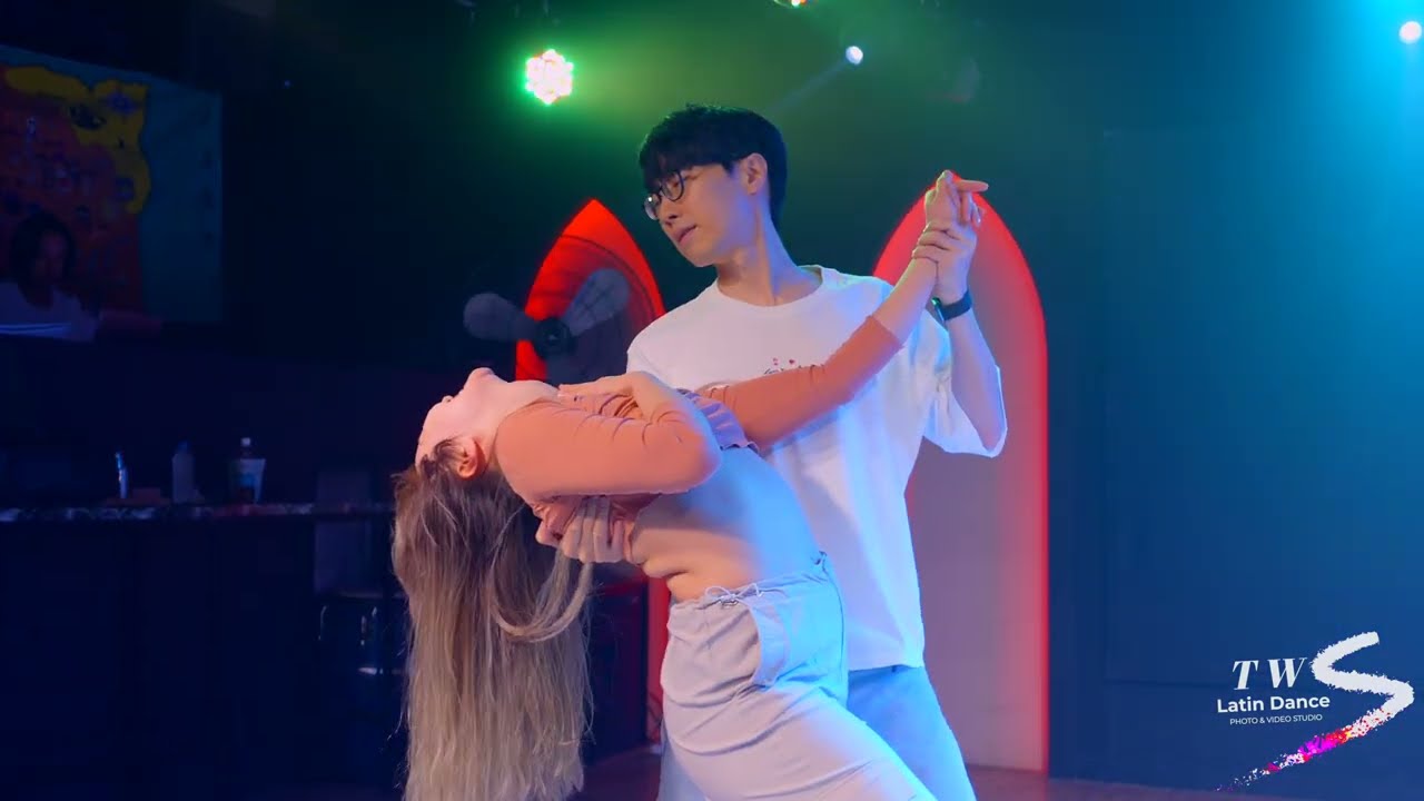 바차타 쥬크 데모공연   테런스 y 나라(라틴씨엘로) Bachata Zouk Demo Social - 라틴 2024.03.28