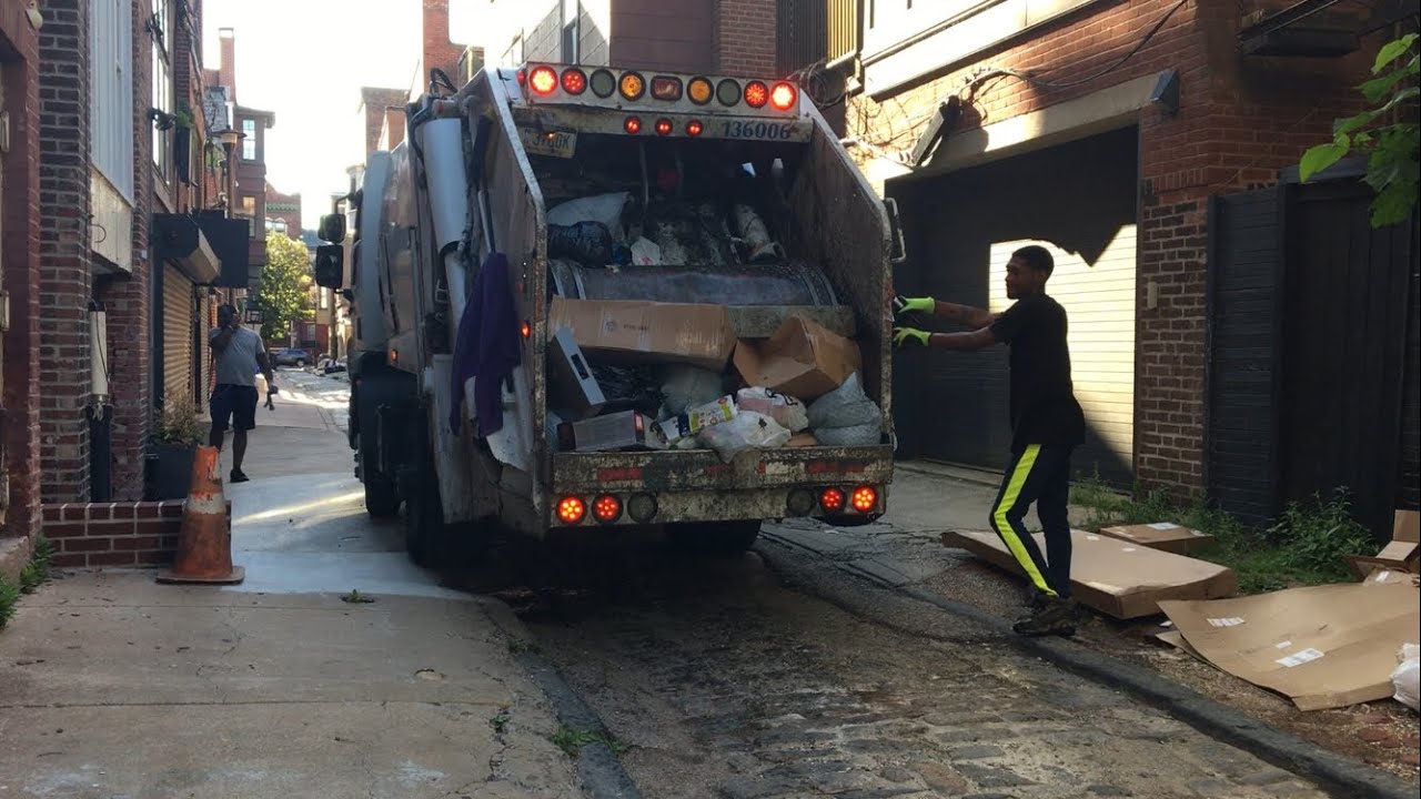 Mini Philadelphia New Way Garbage Truck Packing Garbage Piles