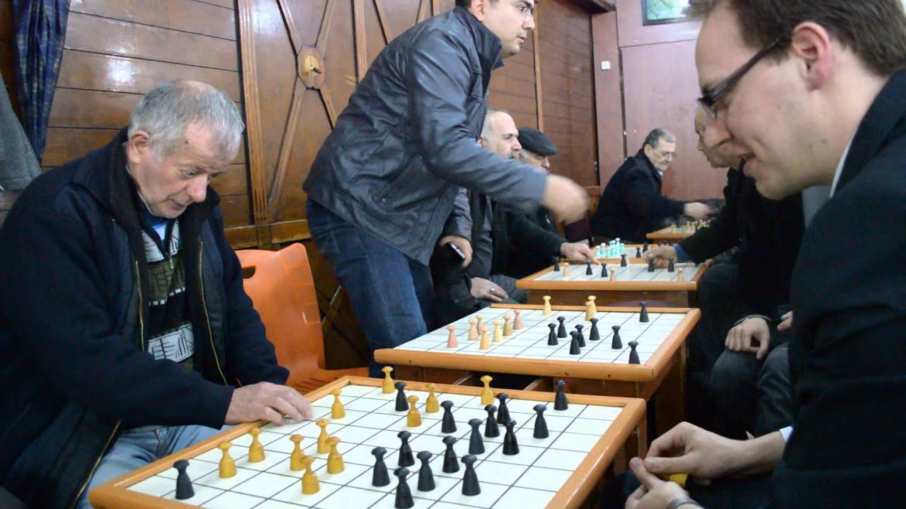 Dama grandmaster Vecdi Naim DEVECI vs Jasper LEMMEN in dama cafe in Izmir