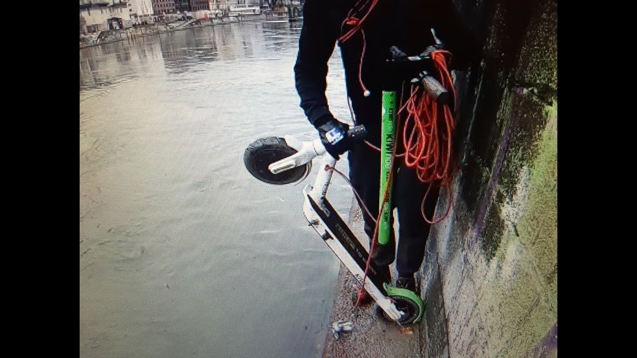 Magnet fishing s04e09 - Wien, electric Scooters!