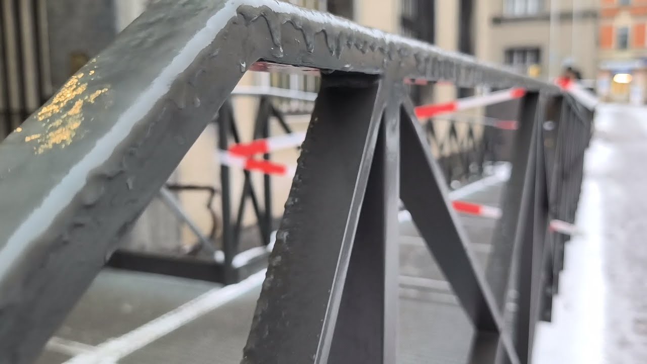 Winterwetter bringt vereiste Autos , Treppen und Stra&szlig;engl&auml;tte