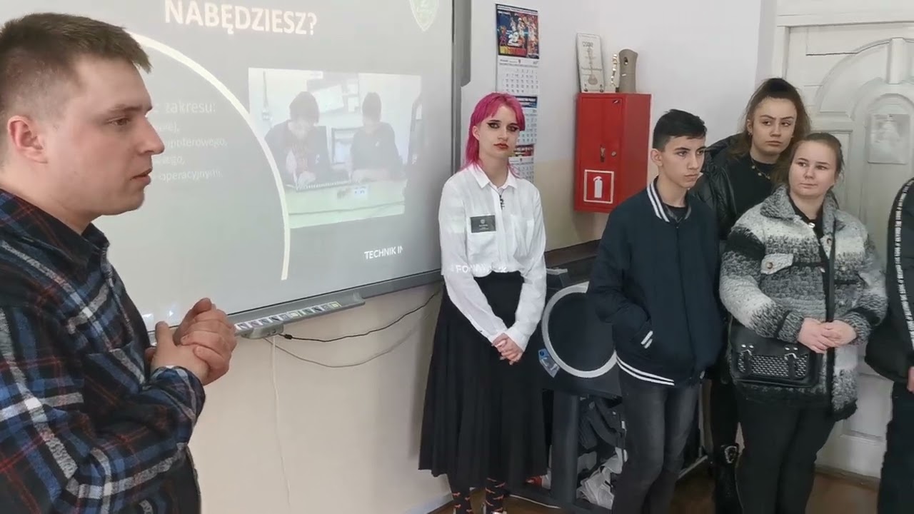 Dzień otwarty na Blichu w Łowiczu. Nauczyciel Damian Malejka opowiada o klasie informatycznej.