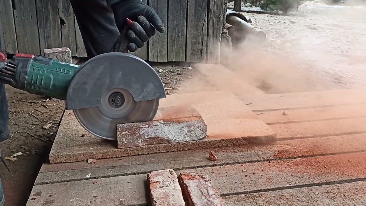 Cięcie cegły na płytki. Stara cegła