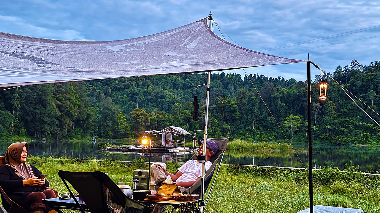 CAMPING DI TEPI DANAU YANG DINGIN | BERSELIMUT KABUT TEBAL | HUJAN LEBAT
