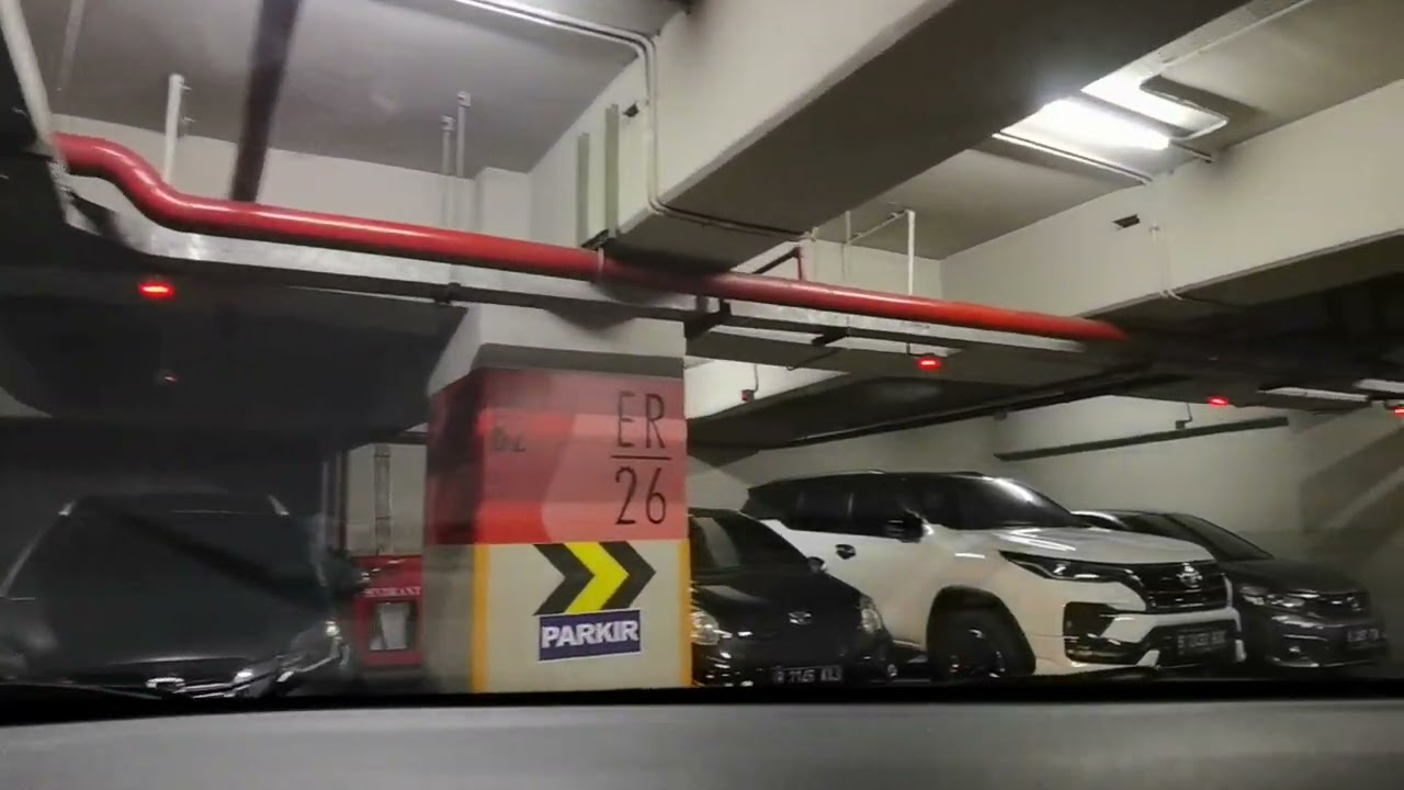 Berkendara melewati Ciputra World - Area Parkir Basement