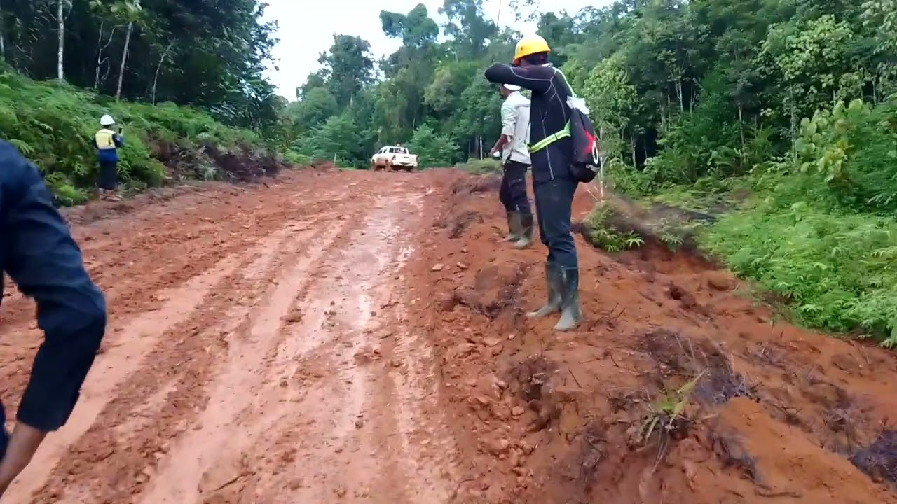 Skill Dewa Driver LV Tambang Nikel dijalan Licin