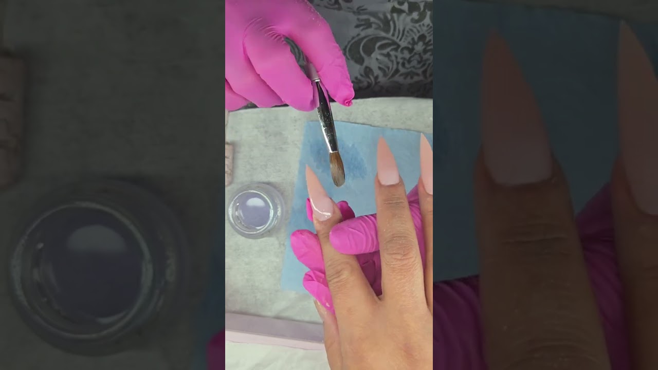 Acompañante en la creación de este set de uñas 