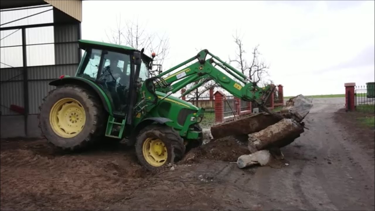 Wyburzanie i rozbiórka płotu - John Deere 5720, wózek widłowy Bułgar