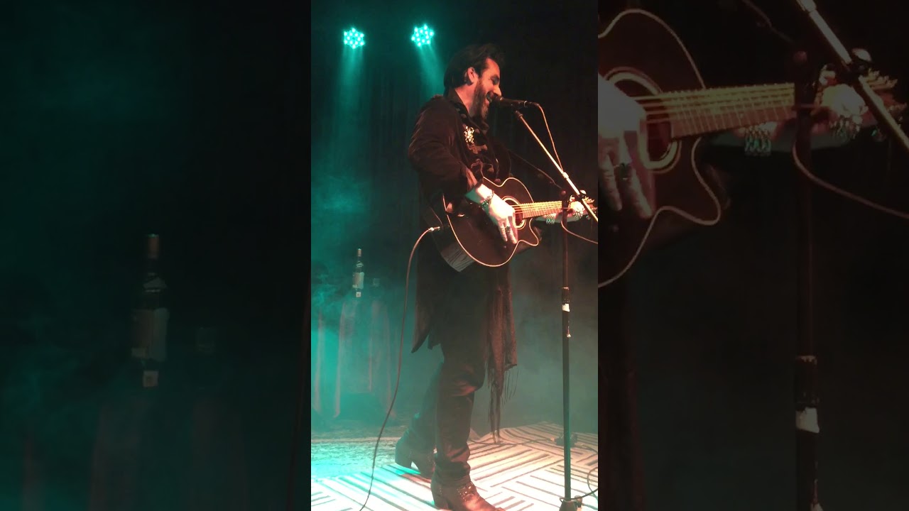 Aurelio Voltaire - Con murciélagos crecí.