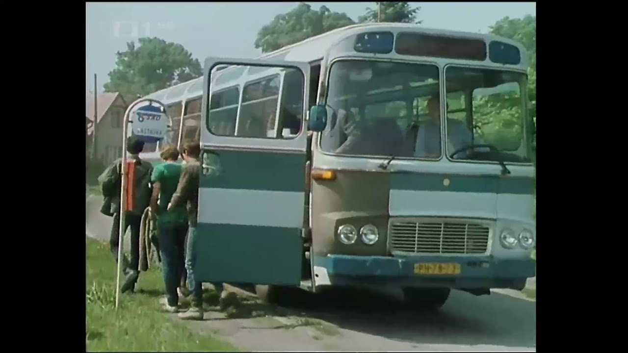 Autobus Karosa ŠD11 (2040) v poviedke Bakaláři -  Hodinář (1985)