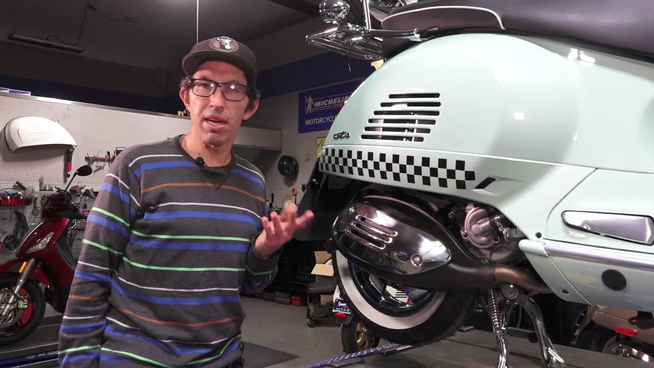 Как установить вырезанную по контуру шахматную наклейку на скутер Vespa